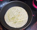 Foto del paso 1 de la receta: Masa de pizza frita con aceite de sal de ajo y perejil picado