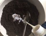 A picture of step 2 of Oreo chocolate chips.