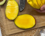 Foto del paso 6 de la receta: Poke bowl de salmón y mango con edamame