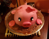 Foto del paso 9 de la receta: Tarta Cerdito para Cumpleaños (Bizcocho de Chocolate)