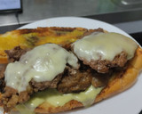 Foto del paso 12 de la receta: Sándwich🥐de berenjena🍆bbq, carne🧅, queso🧀y cebollas grillé🥯🥩🧀
