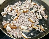 雙椒味噌香菇肉燥的食譜步驟2照片
