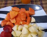 Foto langkah ke 2 dari resep Jus Jeruk, Apel, Pepaya, Strawberry.