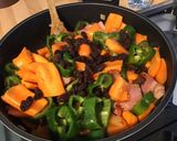 Une image de l'étape 11 de Carottes au lard, poivrons verts et raisins secs.