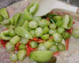 Foto langkah ke 6 dari resep Garang Asem Ayam Belimbing wuluh pedas.