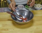 รูปขั้นตอนการทำที่ 3 ของ ยําหมูยอ สูตรน้ำยำปลาร้าแซ่บนัว