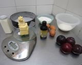 Foto del paso 1 de la receta: Torta de ciruelas frescas y yogurt