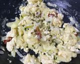 Foto del paso 2 de la receta: Revuelto de calabacín y cebolla con tomate seco y ajedrea