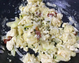Foto del paso 2 de la receta: Revuelto de calabacín y cebolla con tomate seco y ajedrea