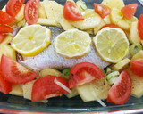 Foto del paso 2 de la receta: Lubina al horno con patatas, tomates y ajos laminados