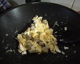 Foto langkah ke 3 dari resep Orek Telur Sosis Lada Hitam.