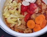 Tejszínes zöldséges bazsalikomos sértés comb szeletek recept fázis 3 fotója