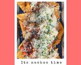 A picture of step 24 of Cheesy nachos platter😋😋❤️.