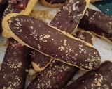 Foto del paso 10 de la receta Eclairs sin Gluten Rellenas de Crema Pastelera y Coulis de Fresas con Cobertura de Chocolate