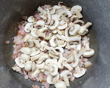 Foto del paso 2 de la receta: 🥓🧀🍄‍🟫 Polenta con panceta, champiñones y verdeo a la crema gratinada 🍄‍🟫🧀🥓