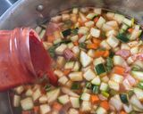 Une image de l'étape 4 de Soupe aux légumes, pois chiches et lardons.