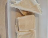 Φωτογραφία βήματος 2 της συνταγής Φέτα και χαλλούμι σαγανάκι σε φύλλο με σουσάμι και μέλι