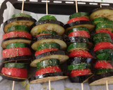 Foto del paso 3 de la receta: Brochetas de verduras con patatas salteadas y gazpacho