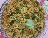 A picture of step 3 of Singapore chicken noodles rice.
