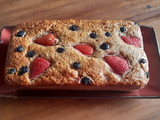 Budín de frutillas y arándanos