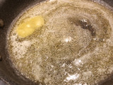 Puré de papa con mantequilla tostada y cebolla caramelizada