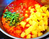 Tejfölös, kolbászos zöldbableves recept fázis 2 fotója