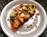 Foto del paso 10 de la receta: Milanesa de pollo al pesto en torrada