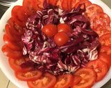Une image de l'étape 4 de Salade de tomates, trevisana, feta et dulce sauce olive, ciboulette.