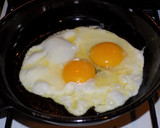 Foto del paso 3 de la receta: Huevos fritos a la pizza