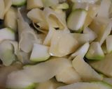 Foto del paso 1 de la receta: Tortilla verde de espinacas y calabacín