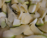 Foto del paso 1 de la receta: Tortilla verde de espinacas y calabacín