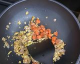 Foto langkah ke 4 dari resep Crispy Skin Nasi goreng Salmon.