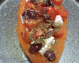Foto del passaggio 4 della ricetta Barchetta di Patata Dolce con Feta, Pomodorini, Olive e Capperi