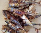 Foto langkah ke 4 dari resep Ikan layang goreng.
