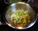 Foto del paso 3 de la receta: Crema de habas y guisantes frescos de la huerta