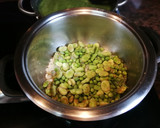 Foto del paso 3 de la receta: Crema de habas y guisantes frescos de la huerta