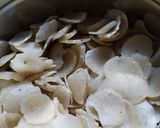Foto langkah ke 7 dari resep 5. Kerupuk Bawang Kriuk Renyah.