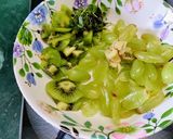A picture of step 1 of Kiwi Grapes Smoothie.