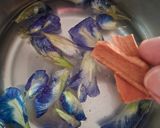 A picture of step 2 of Butterfly pea flower tea.