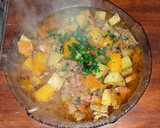 Foto del paso 8 de la receta: 🥘 Guiso criollo con sobras de asado y papas al horno – versión invierno bien argentino❄️
