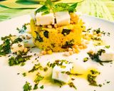 Foto del passaggio 3 della ricetta Cous cous con zucchine, feta, menta e pinoli