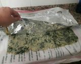 Foto del paso 4 de la receta Rollo de espinacas, salmón y queso de untar