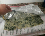 Foto del paso 4 de la receta: Rollo de espinacas, salmón y queso de untar