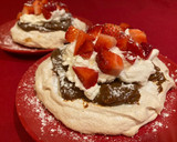 Foto del paso 8 de la receta: Pavlova de almendras, dulce de leche, nata y fresas