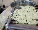 Foto langkah ke 5 dari resep Kripik Bawang Seledri / Stik Bawang/Cimi-cimi Bawang Tanpa Telur.