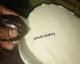 A picture of step 5 of Drips buttercream icing cake.