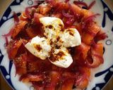 Foto del paso 2 de la receta: Salmón marinado con burrata y aceite de tomate confitado