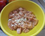 Foto del passaggio 1 della ricetta Pollo sabbioso con patate e peperoni