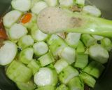 Foto langkah ke 4 dari resep Sop Bening Oyong Wortel Bakso.