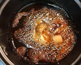 A picture of step 2 of Vietnamese Braised Mackerel in Clay Pot.